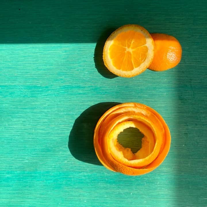 WorldNeighborsCafe/SoooLiquidのインスタグラム：「おはようございます。⁠ ⁠ わたし、オレンジの皮むくの好きです。⁠ ということで、今日はオレンジの皮について。⁠ ⁠ 輸入のオレンジとかレモンの皮って、防カビ剤が付いてるって聞いたことありますか？？⁠ これって、洗うだけで良いのかなーとか、塩でもんだらいいのかなーとか、いろんな疑問があると思います。⁠ ⁠ 結論から言うと、“茹でる”と良いらしいです。⁠ ⁠ 防カビ剤は、皮に染み込んでいるので、洗っただけ、塩でもんだだけ、ではなかなか落とせません。なので、、、⁠ ⁠ ①熱湯にまるごと1分⁠ ②水であらう⁠ ③新しい熱湯に1分⁠ ④水であらう⁠ ⁠ この作業。⁠ これでだいぶ軽減されます。⁠ ⁠ とはいえ、防カビ剤が染み込んでいるのは皮の部分だけなので、皮をむいて使う場合はあんまりセンシティブにならなくて大丈夫。⁠ ⁠ 皮ごと食べたい場合は、国産を買ってみる。⁠ 果汁を使いたい時は、外国産。⁠ みたいな上手な使い分けも、ありかもしれません😁⁠ ⁠ カフェは今日も、10時から元気に営業中です！⁠ ⁠ #worldneighborscafe �#soooliquid⁠�⁠ ⁠ ーーーーーーーーー⁠ weekday...11-20⁠ weekend...10-20⁠ closed...Wednesday⁠ L.O...19:30⁠ ーーーーーーーーー」