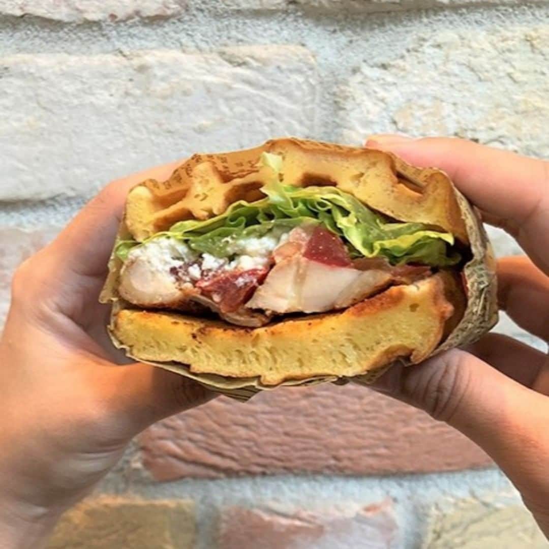 Courtyard by Marriott Tokyoのインスタグラム：「好評のテイクアウトランチ！ チョップドサラダ + 新鮮野菜のスムージーが入った豪華ヘルシーランチセット！1,000円 税込 7月13日からのメニューはこちら！！ A　ジャークチキンのワッフルサンド B　ポークバインミーピタ C　トマト・チーズ・オリーブのサラダトルティーヤ好評のテイクアウトランチ！ #自粛生活 #自粛 #自粛中の過ごし方 #自粛生活を楽しく過ごす #healthy #ヘルシーメニュー #丸の内ol #ヘルシー #減量 #野菜たっぷり #野菜 #野菜料理 #野菜スムージー #スムージー #東京駅 #京橋グルメ #京橋 #テイクアウト #テイクアウトランチ #東京 #丸の内 #ol」