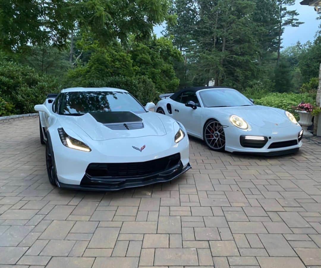 CarsWithoutLimitsさんのインスタグラム写真 - (CarsWithoutLimitsInstagram)「Corvette vs Porsche! What would you pick? COMMENT BELOW! ☠️ Owner @mavallon997   #carswithoutlimits #chevrolet #chevy」7月11日 10時19分 - carswithoutlimits