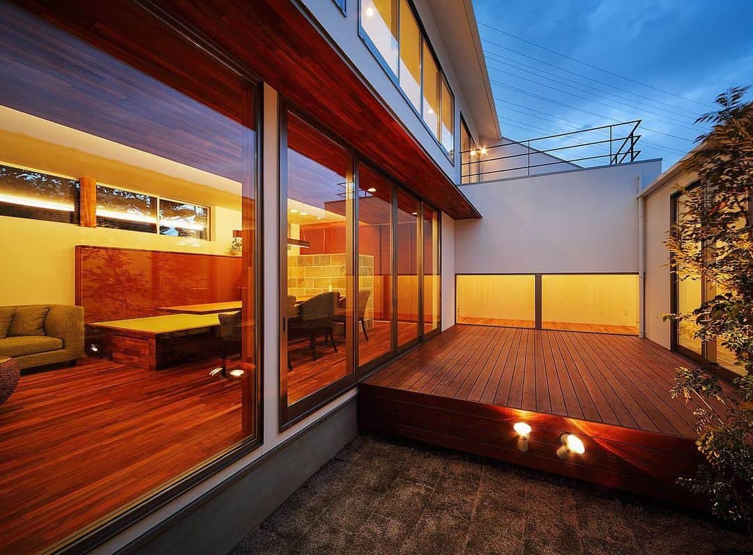 のインスタグラム：「完全プライベートな中庭デッキまわり♪ : ■haus-vila■ 兵庫県姫路市 #hausvila : #建築 #住宅 #一戸建て #新築 #リビング #デザイン #設計 #設計事務所 #外観 #建築家と建てる家 #建築家 #建築デザイン #インテリア #洗面所 #ウッドデッキ #浴室 #神戸 #中庭のある家 #中庭住宅 #エクステリア #デッキテラス #中庭 #architect #architecture #livingroom #interior #instahome #courthouse #一級建築士事務所haus」