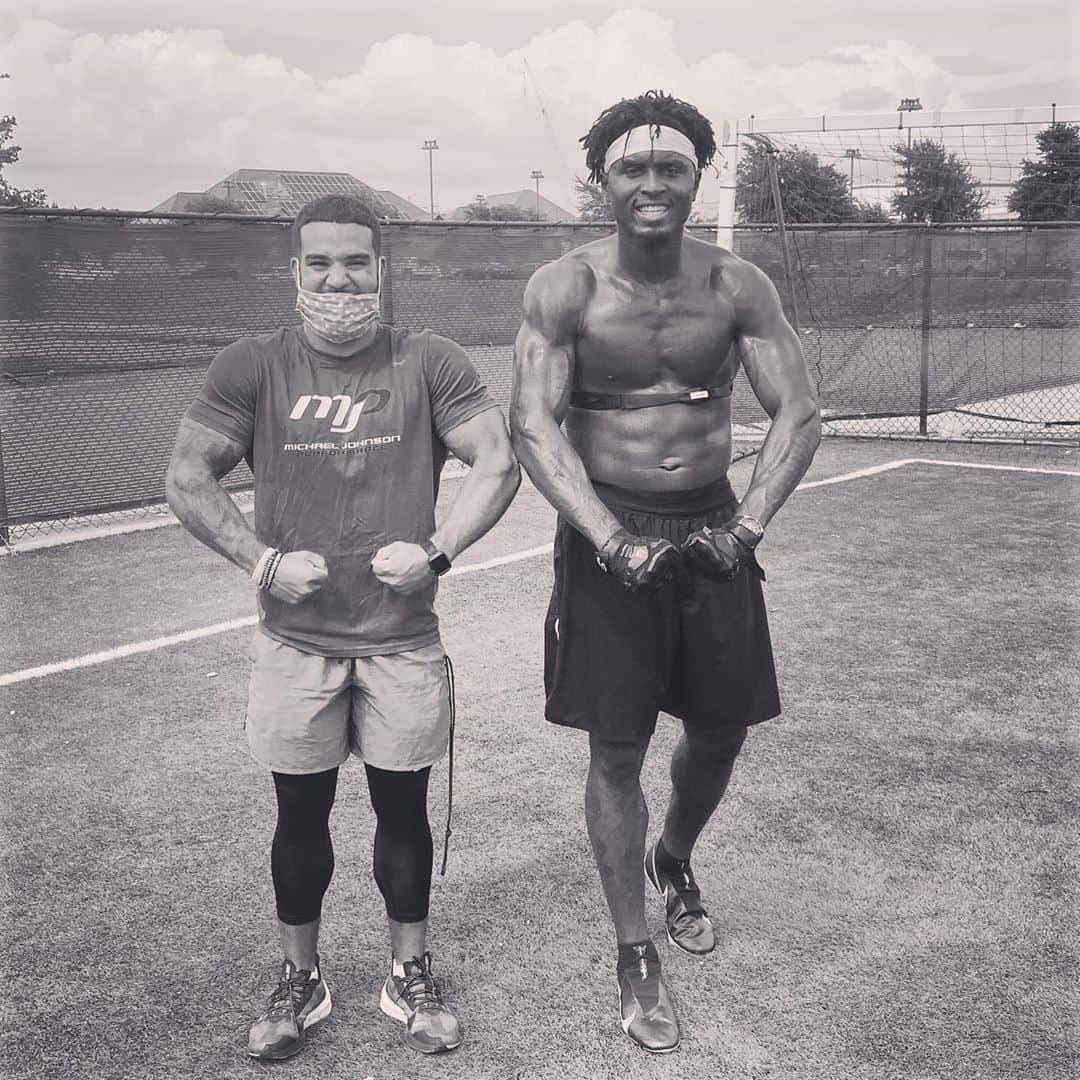 ラクォン・トレッドウェルのインスタグラム：「Never asked for hand out.. stayed on my grind to make it out!! On Moms」