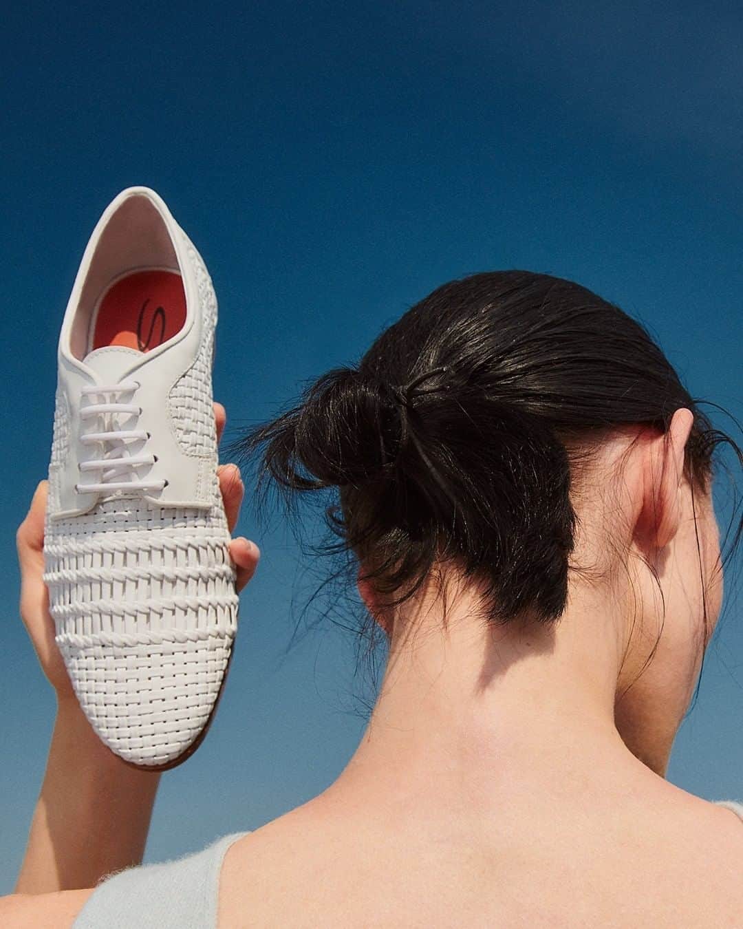サントーニのインスタグラム：「Reinterpreting the classic lace up in woven leather, perfect for the warmer seasons.  #Santoni #madeinSantoni」