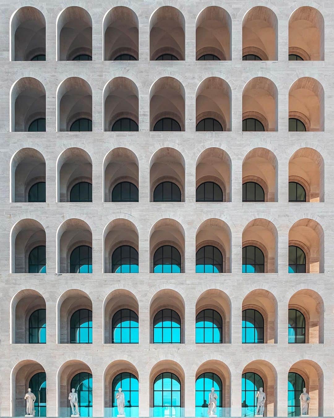 Nicanor Garcíaのインスタグラム：「Coliseum to the cube : Coliseo elevado al cubo #nicanorgarcia @travelarchitectures」