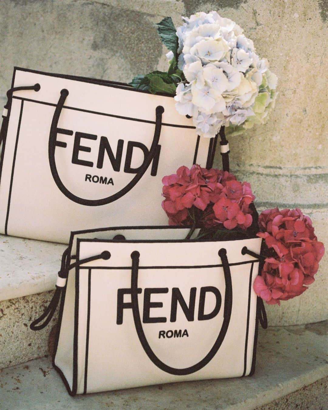 Fendiさんのインスタグラム写真 - (FendiInstagram)「Summer’s calling: be sure to answer with the #Fendi Roma shopper. A clean, contemporary design available in two sizes and detailed with adjustable drawstring ties to personalize the fit – get yours now at Fendi.com. #FendiPreFall20」7月11日 1時54分 - fendi