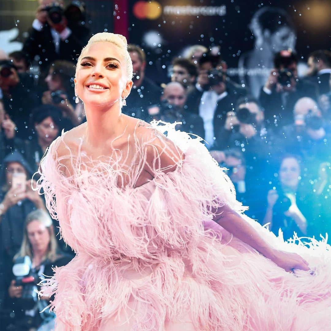 のインスタグラム：「#ValentinoVoceViva  Vibrant, emotional, couture. @ladygaga is announced as the face of Valentino Voce Viva, the new fragrance welcoming a spirit of freedom and difference, ideals shared by both Gaga and Pierpaolo Piccioli.」