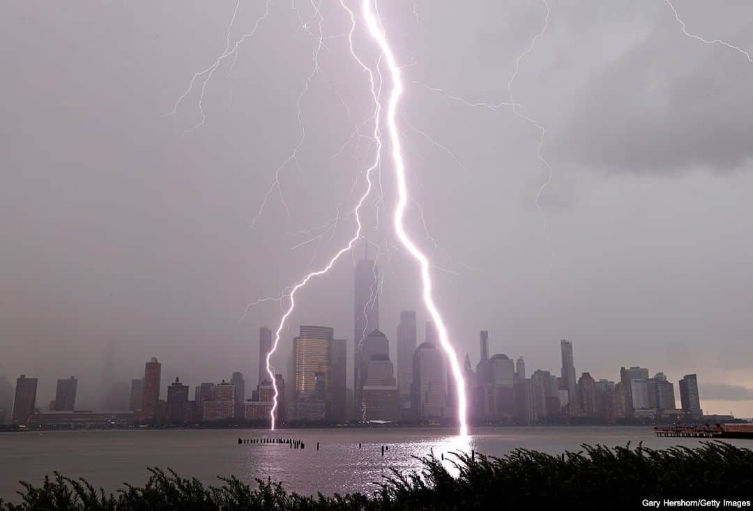 ABC Newsさんのインスタグラム写真 - (ABC NewsInstagram)「Two lightning bolts strike around One World Trade Center as they hit the Hudson River during a storm several days ago. #weather #storm #worldtradecenter #oneworldtrade #newyork #nyc」7月11日 2時10分 - abcnews