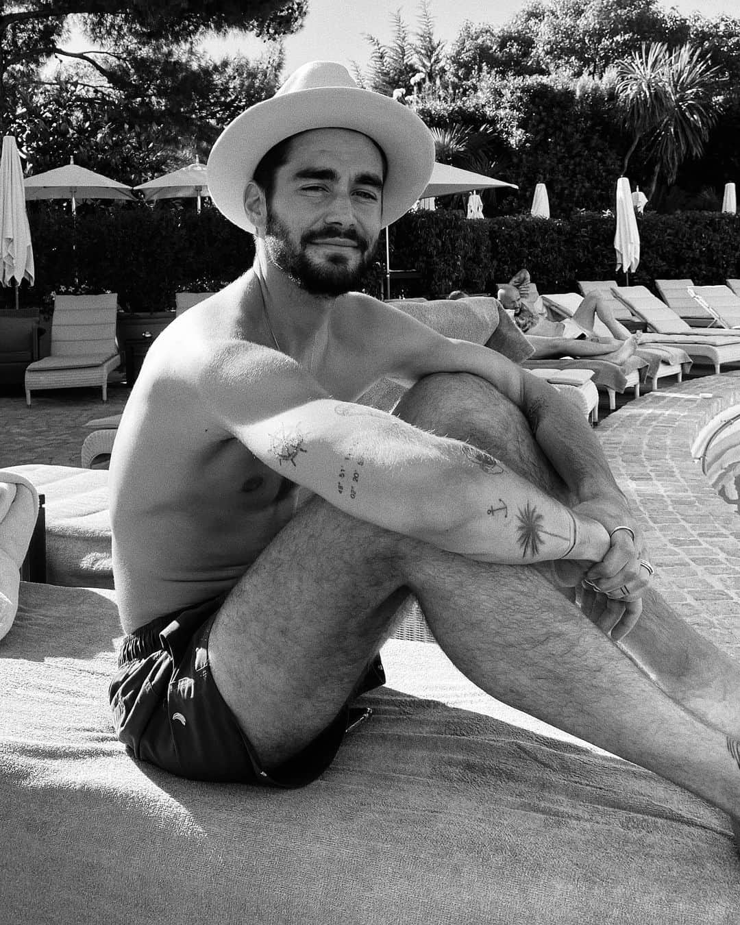 NICOLAS SIMOESのインスタグラム：「You can still find me by the pool 😎💦」