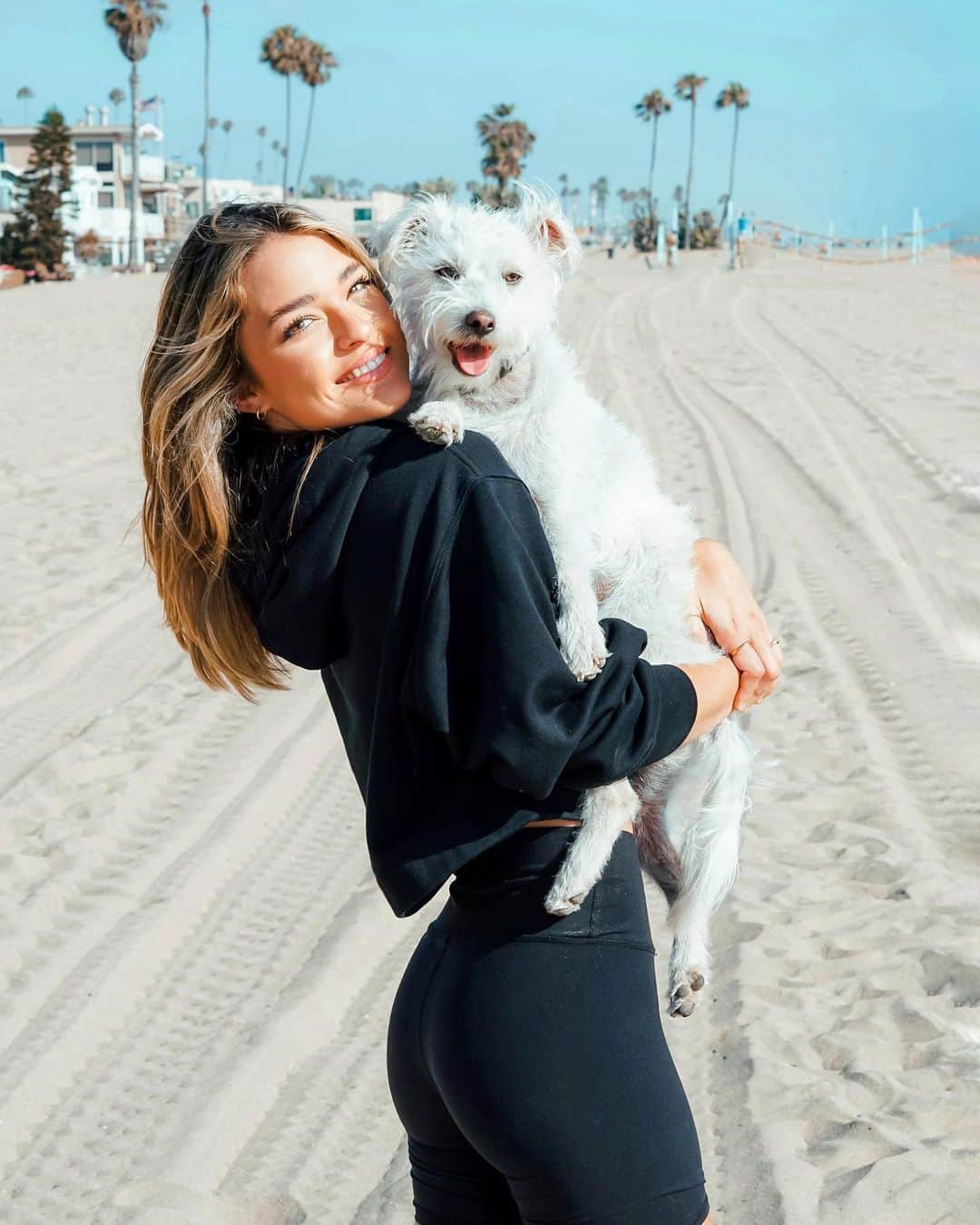 ヴェール・ゲンタのインスタグラム：「HAPPY FRIDAY 🐾 @aloyoga」