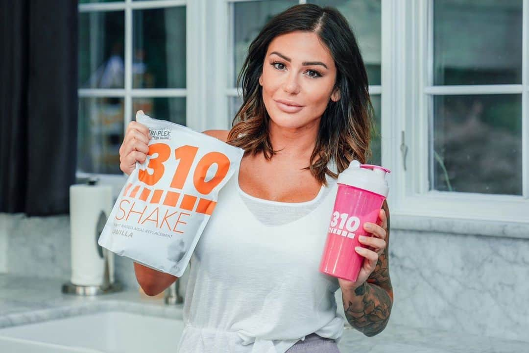 ジェイワウさんのインスタグラム写真 - (ジェイワウInstagram)「It's starting to heat up and you know I've got my #310shake to cool me down! @310nutrition has everything you need to keep you looking and feeling your best! Plant-based, 0 sugar, soy, dairy, and gluten-free and packed with good-for-you greens and probiotics that you need to say no to junk food! Try them out or restock using my code "10WOWW" for a discount at checkout! #310ad #mealreplacement #healthyfood」7月11日 2時17分 - jwoww