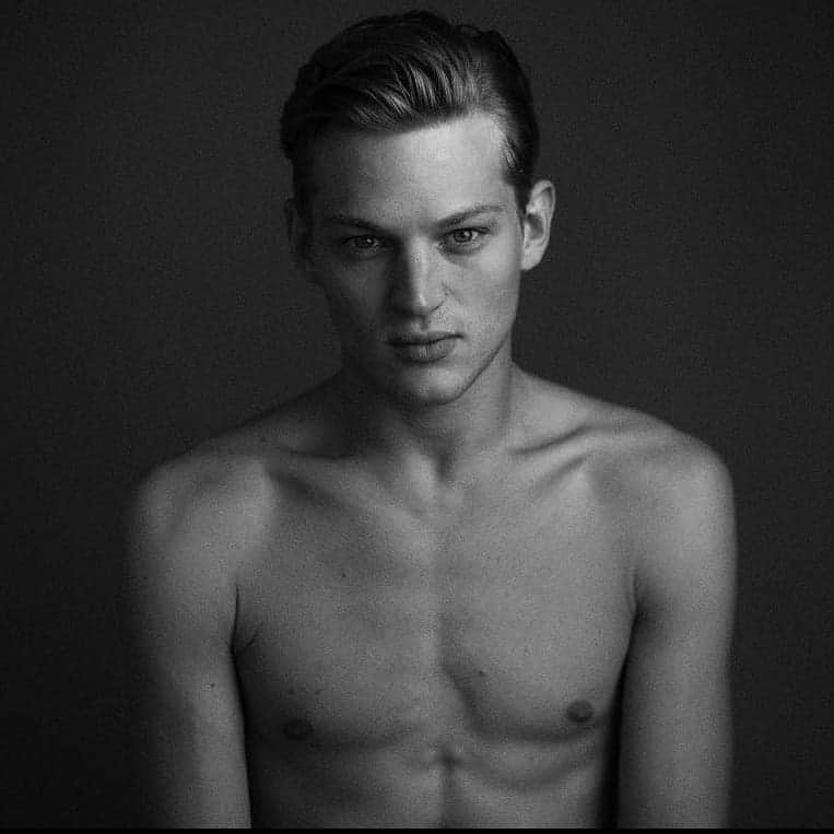 セバスティアン・ソーブのインスタグラム：「What do you call nuts on the wall . . . Wall nuts What do you call nuts on your chest? . . . Chest nuts What do you call nuts on your chin?」