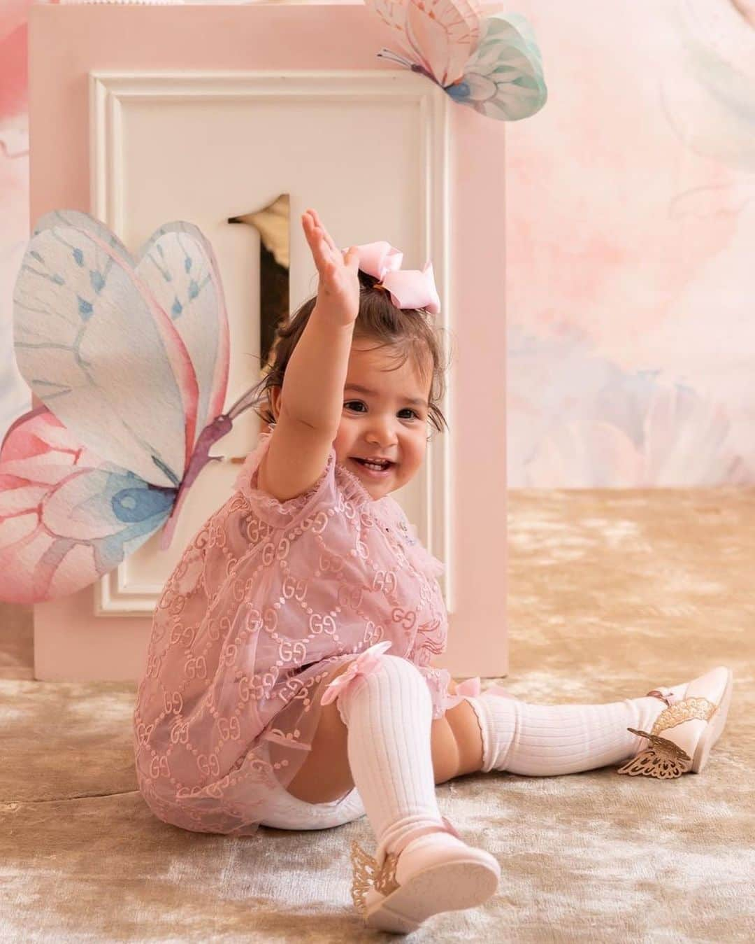 SOPHIA WEBSTERさんのインスタグラム写真 - (SOPHIA WEBSTERInstagram)「A butterfly kiss for this little miss! 🦋⁣⁣ ⁣⁣ Thank you @isabelabolakian for sharing your beautiful twinning mummy and mini moment 💞 ⁣⁣ 📸 @momentswithcarolin  ⁣⁣ We love to see you all wearing our signature wings 👼 To be in with the chance of being featured tag #SWYes 💕📸⁣ ⁣ #SophiaWebster #SophiaWebsterMini」7月11日 2時25分 - sophiawebster