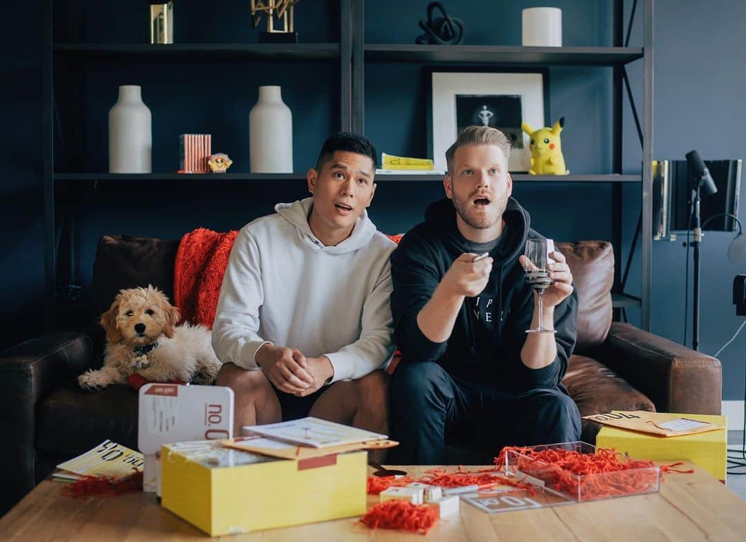 スコット・ホアイングのインスタグラム：「YALL! So just in time for season 3 of one of my fave shows, Search Party, the people at @HBOMax reached out to ask me if I wanted to participate in a watch party for a show I had already 10000% intended to watch. So, yes. Yes I did. Thank you for the snacks and goodies and for bringing the best of Brooklyn to Los Angeles, but mostly, thank you for this wonderfully dark and still very funny show and these brilliant actors and amazing writers. Mark, Bubba and I watched the entire season over the weekend and, although Bubba never saw seasons 1 & 2, we’re pretty sure he loved it just as much as we did 😚#SearchParty @SearchPartyMax #HBOMaxPartner」
