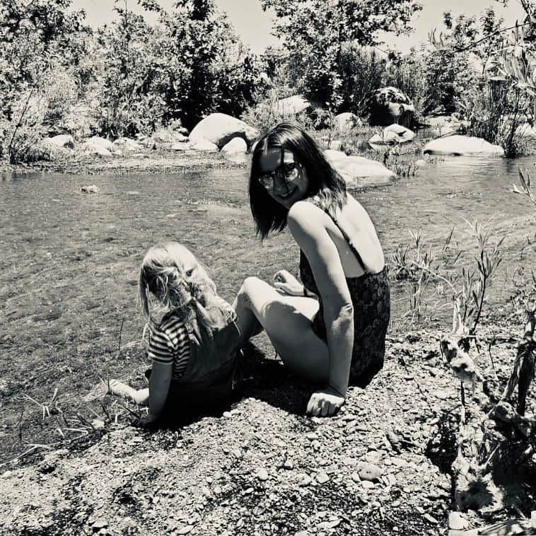 カテリーナ・スコーソンのインスタグラム：「This little one is my river guide. #sunlightonthewater #love」