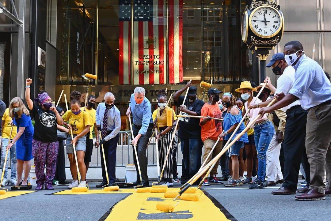E! Onlineさんのインスタグラム写真 - (E! OnlineInstagram)「"Our city isn’t just painting the words on Fifth Avenue. We’re committed to the meaning of the message." —NYC Mayor Bill de Blasio 📍 Trump Tower, NYC (📷: Getty)」7月11日 2時46分 - enews