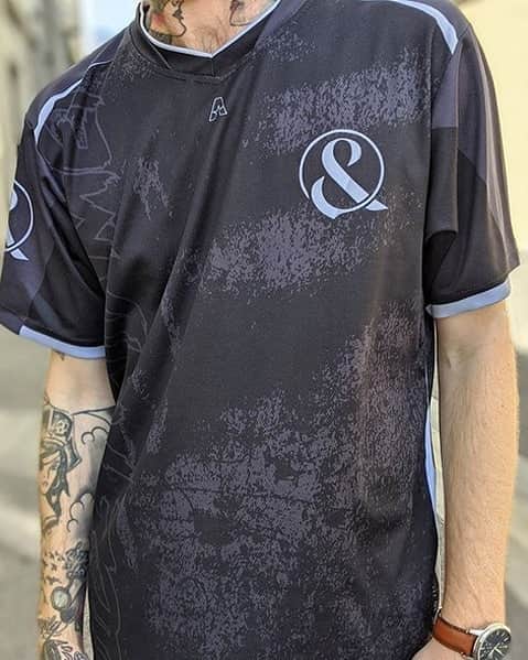 Of Mice & Menさんのインスタグラム写真 - (Of Mice & MenInstagram)「💥💥💥 OM&M x @akquire E-Sports Jerseys are now available! Link in bio. 💥💥💥」7月11日 2時37分 - omandm