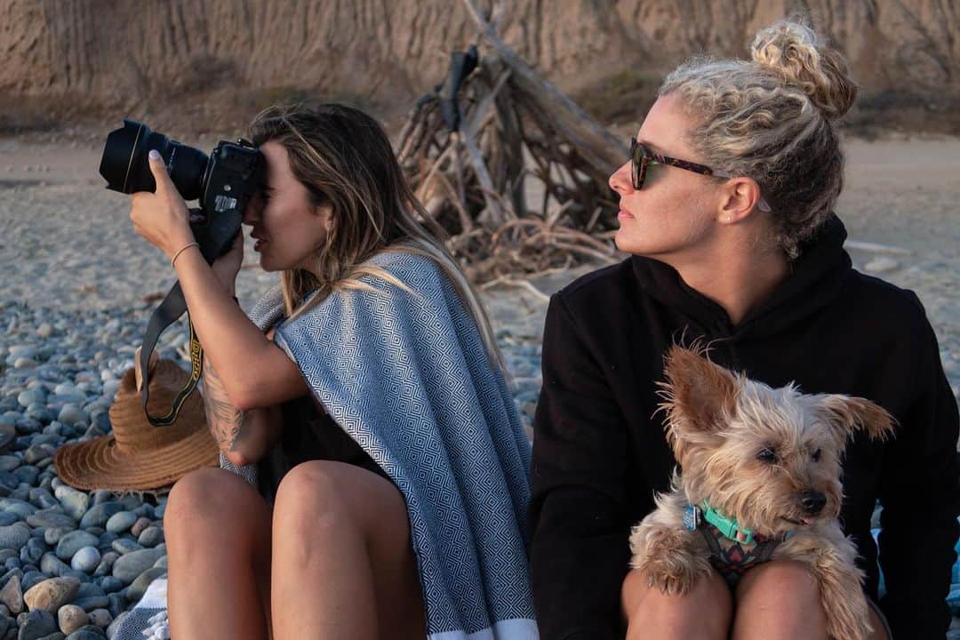 リンゼイ・ジャコベリスのインスタグラム：「Finding the rare beauty in the moment @camilamtv - Gidget is not interested 😝」