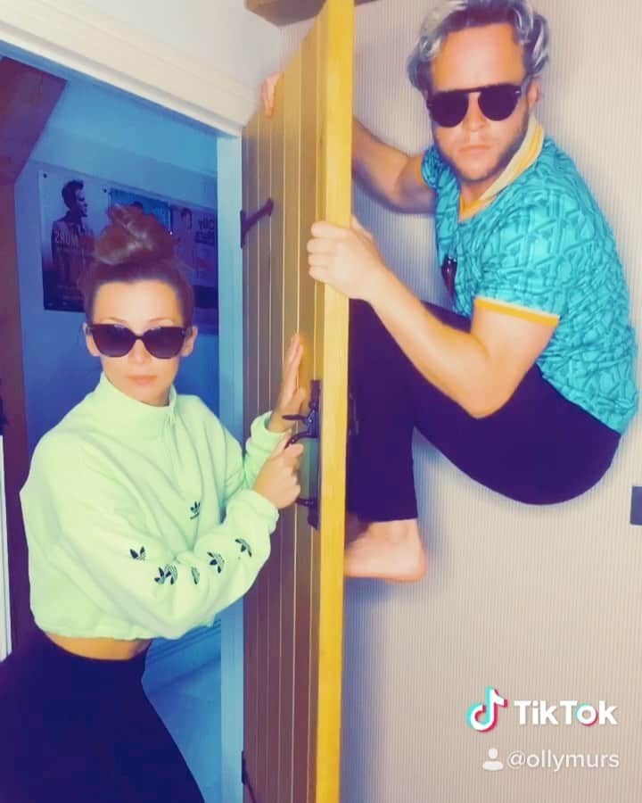 オリー・マーズのインスタグラム：「Casually creaking into the weekend like... 🤣😎👀👌🏻」