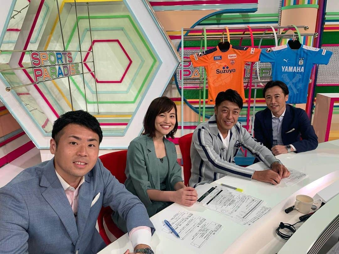 佐野伶莉のインスタグラム：「_ 今週のスポパラは、藤田俊哉さんがゲスト⚽️  J1リーグも再開！ サッカーのある生活が、戻ってきましたね！  試合を観て、一喜一憂出来るってすごく楽しいし幸せだなぁ〜とまだまだ勉強中ですが感じています。。  日付変わって今日は取材へ！ これからサポーターの皆さんとスタジアムでお会いできること、すごく楽しみです♡ #スポパラ#redyazel #衣装#画角が横だと顔まで入らないと学ぶ」