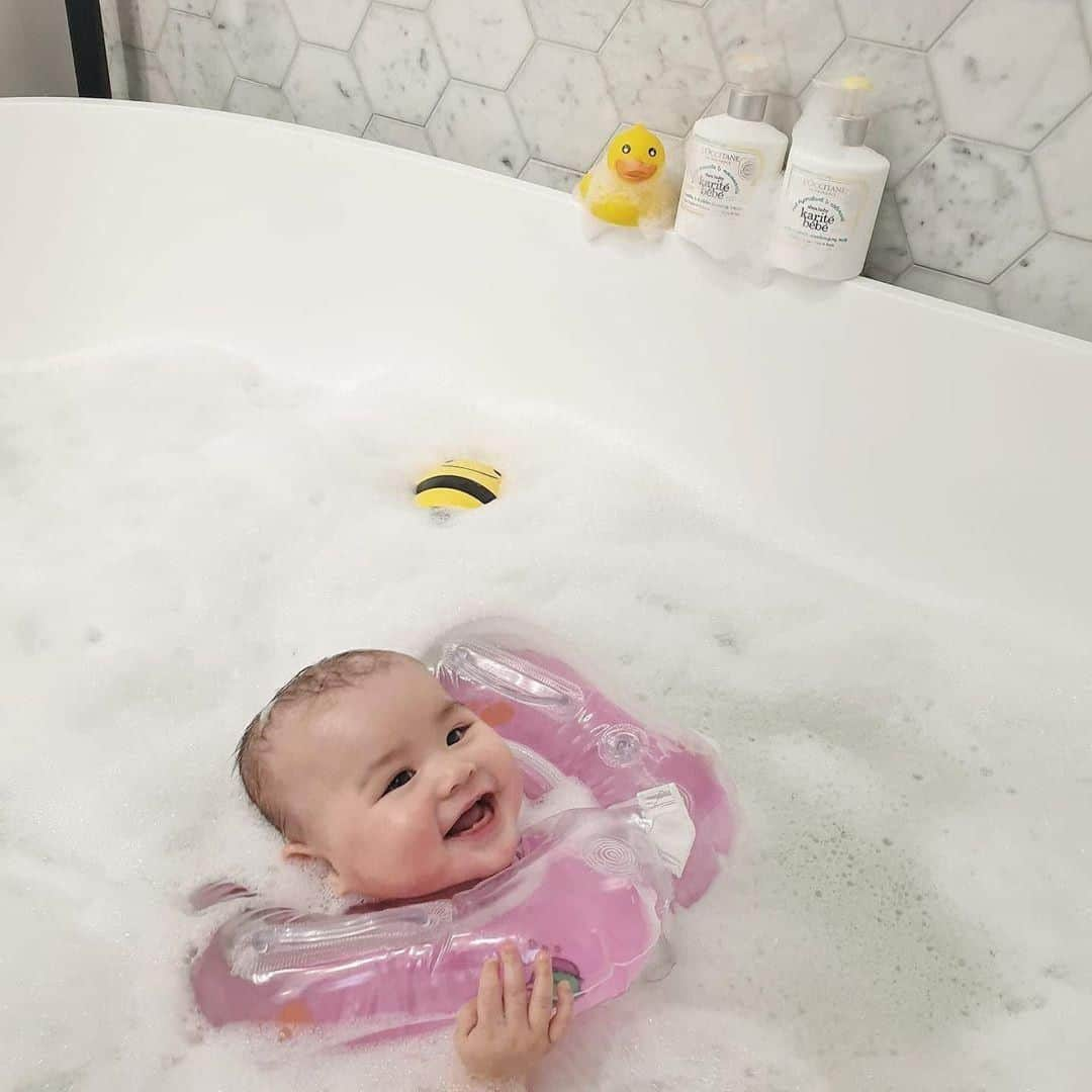 ロクシタンさんのインスタグラム写真 - (ロクシタンInstagram)「Give your baby a happy bathtime just like this cutie! 👶 Our Shea Baby range provides all the products you need for a great bath every time, all formulated for baby's delicate skin ⁣ #Regram 📸 @atendean #LOccitane #SheaBaby #Baby #Bathtime #BodyCare #SheaButter #UGC」7月11日 3時01分 - loccitane