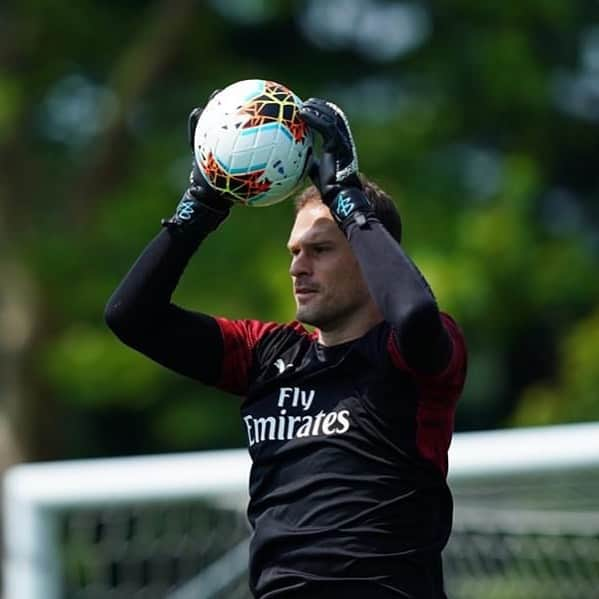 アスミル・ベゴヴィッチさんのインスタグラム写真 - (アスミル・ベゴヴィッチInstagram)「Good day of work! 🔴⚫️🆎🧤 @ab1gk @acmilan」7月11日 3時04分 - asmir1