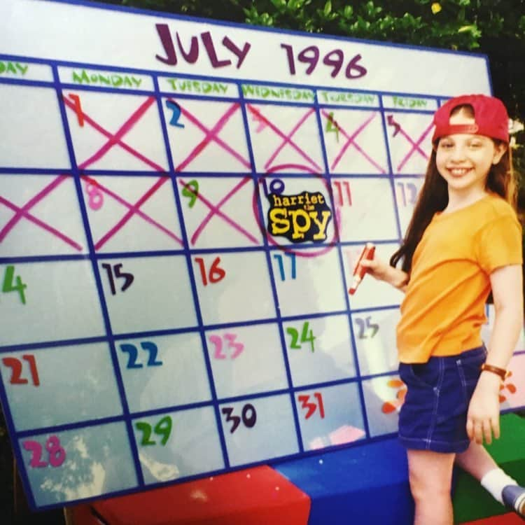 ミシェル・トラクテンバーグさんのインスタグラム写真 - (ミシェル・トラクテンバーグInstagram)「Harriet the Spy opened in theaters on July 10th 1996 and changed my life. I'm ten years old in this photo, I will be 35 this year! I guess I should go make a tomato sandwich for ole times sake. 💛🔎📓   "I want to learn everything I can, and I write down everything I see. Golly says if I want to be a writer someday, I better start now, and that is why I am a spy" ✏️💛 #harrietthespy #fbf」7月11日 3時08分 - michelletrachtenberg