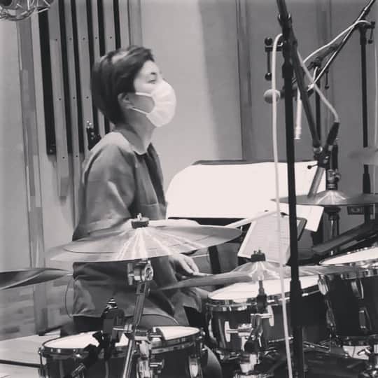 玉城裕未のインスタグラム：「🎥🥁🎶  ドラムタノシイ🤪 #Recording#drums」