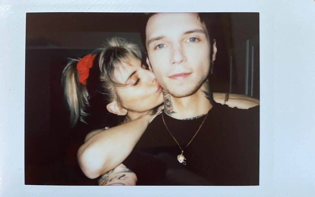 アンディー・ビアーザックのインスタグラム：「283,478,400 seconds ❤️ @thejulietsimms」