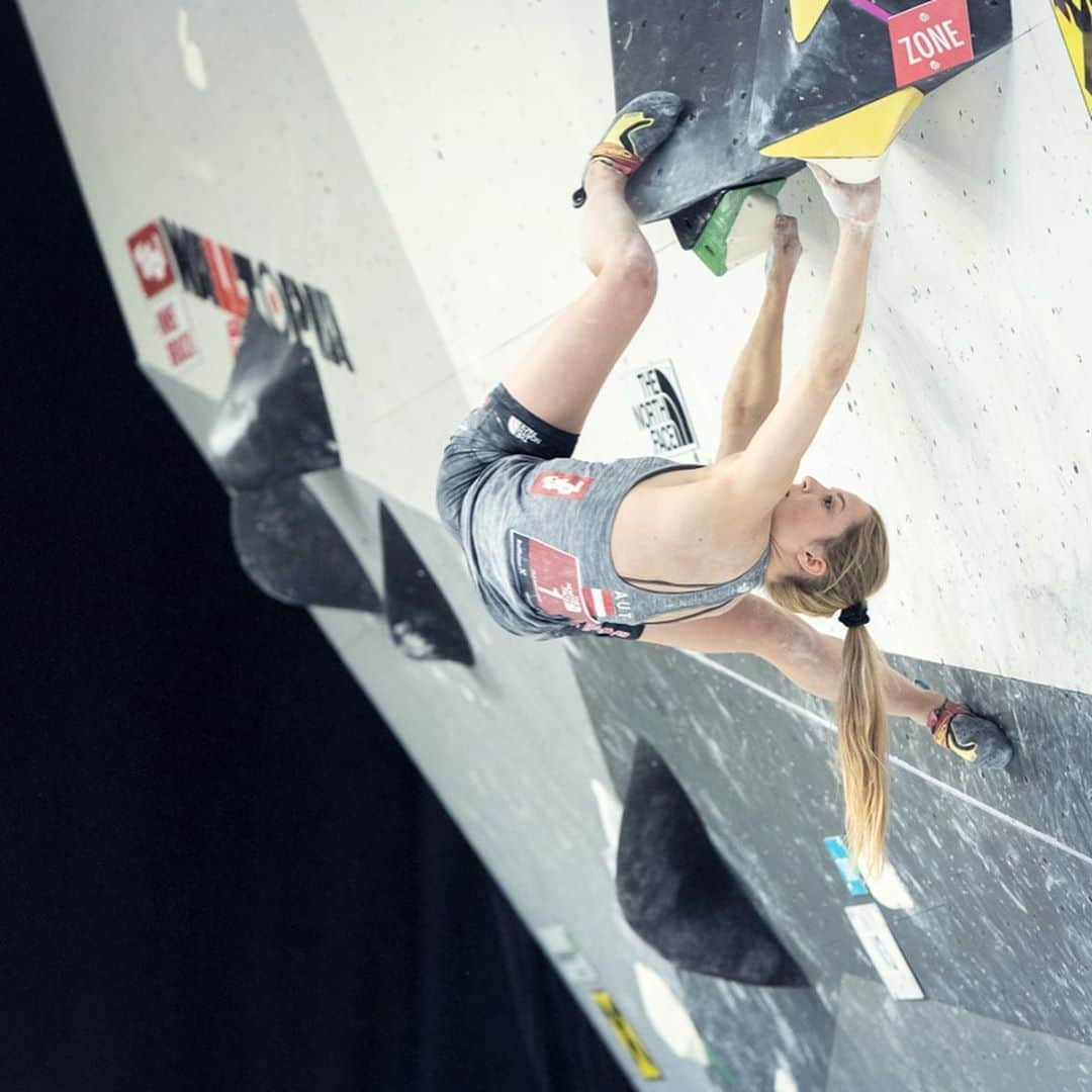 ジェシカ・ピルツさんのインスタグラム写真 - (ジェシカ・ピルツInstagram)「First part of the @austriaclimbing #summerseries is over and it felt amazing to compete again. Trying hard on challenging boulders and feeling the adrenaline and tension was something I missed a lot in the past couple of months. Can‘t wait for the second round next week!  📸 by @ansichtssache.photography  #competitiontime #bouldering #missedit」7月11日 3時38分 - jessy_pilz