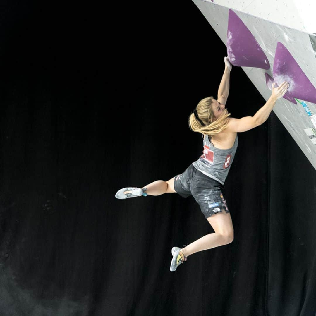 ジェシカ・ピルツのインスタグラム：「First part of the @austriaclimbing #summerseries is over and it felt amazing to compete again. Trying hard on challenging boulders and feeling the adrenaline and tension was something I missed a lot in the past couple of months. Can‘t wait for the second round next week!  📸 by @ansichtssache.photography  #competitiontime #bouldering #missedit」