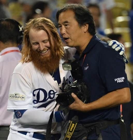 ジャスティン・ターナーさんのインスタグラム写真 - (ジャスティン・ターナーInstagram)「Had the pleasure of hosting #TheManBehindTheCamera of all LA sports this week on Holding Kourt. @jon.soohoo shares some great stories about some legendary shots he has taken over his 35 year career!  📸 Jim Ruymen/UPI」7月11日 3時44分 - redturn2