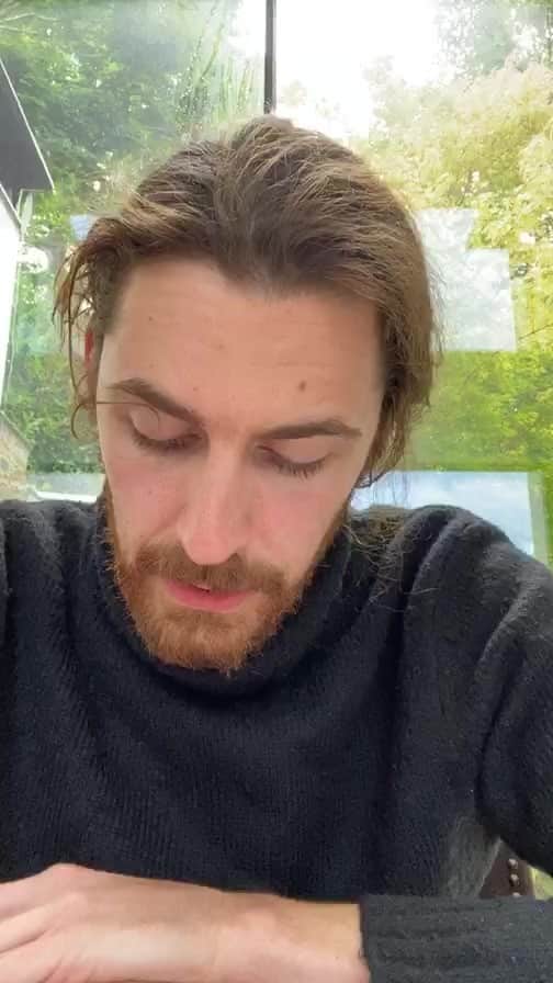 ホージアのインスタグラム：「A few poems and excerpts. Happy Friday 🖤」