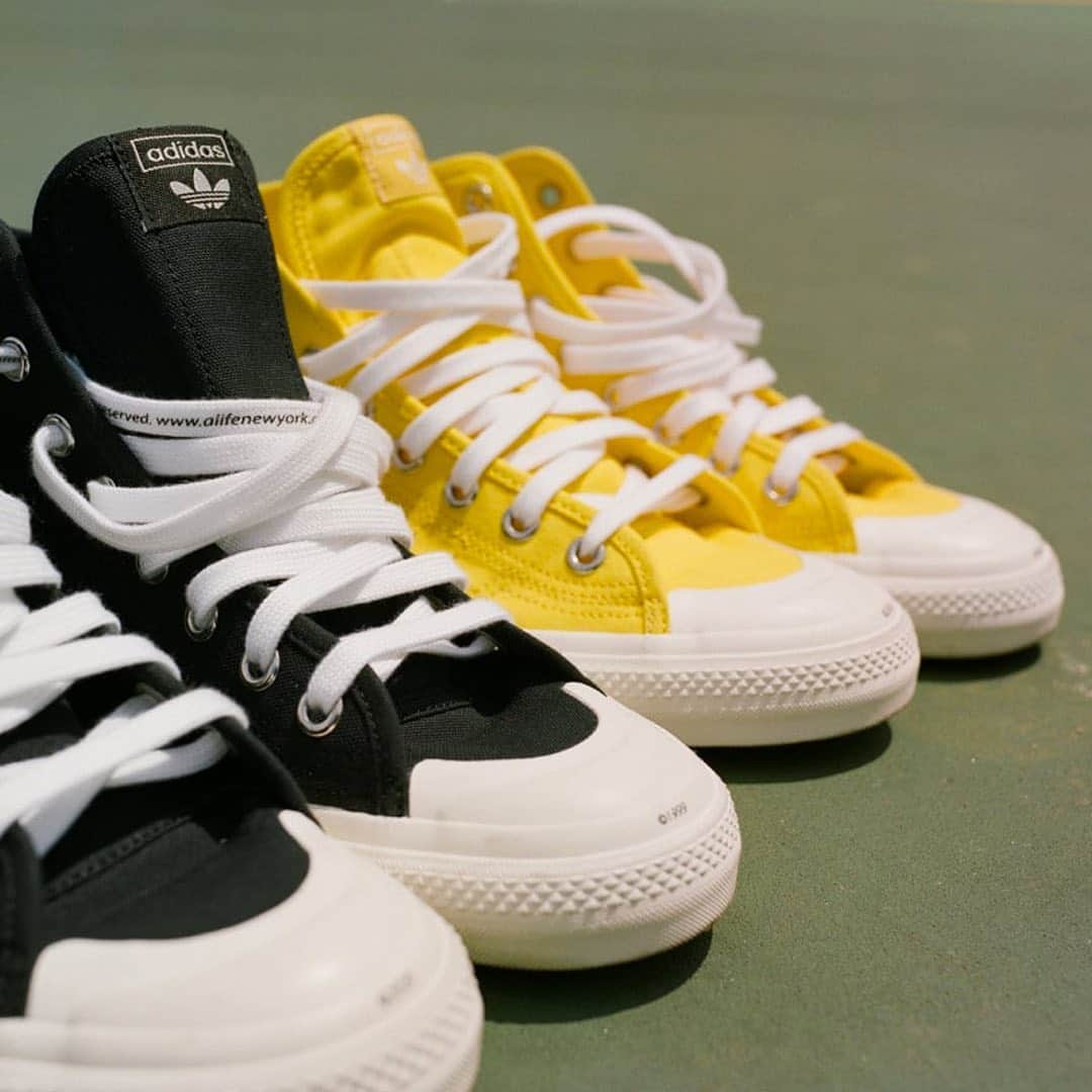 HYPEBEASTさんのインスタグラム写真 - (HYPEBEASTInstagram)「@hypebeastkicks: @alifenewyork and @adidasoriginals have reunited for two collaborative takes on the Nizza Hi. Both pairs feature uppers built from canvas and dressed in monochromatic yellow or black. Signature detail is provided by a rubberized logo badge that rises up from each midsole and takes residence on the lateral midfoot. Look for them to drop on @atmos_japan’s website on July 17 for approximately $112 USD each.⁠⠀ Photo: atmos」7月11日 3時52分 - hypebeast