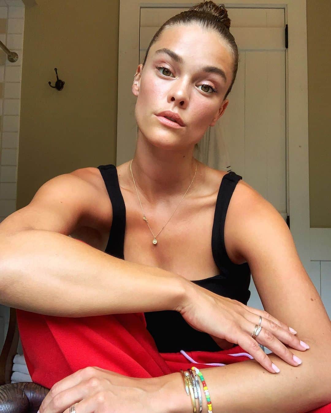 ニーナ・アグダルのインスタグラム：「Remember the days where we would put on makeup and get dressed up on Fridays? Yeah, me neither.」