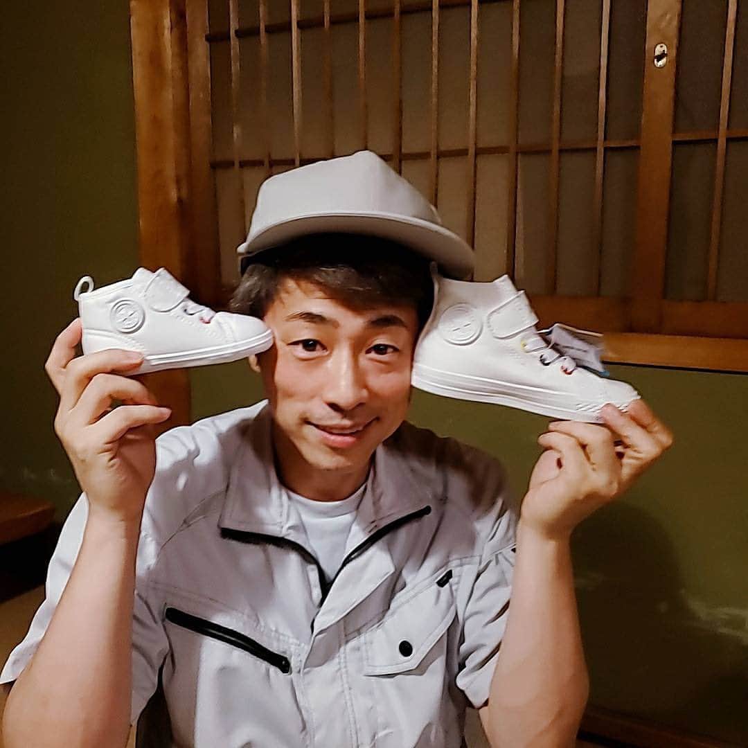 田村淳のインスタグラム：「長女と次女に靴のプレゼントをもらったよ ロンプク☆淳のスタッフさんから ありがたいね^_^ 小さい靴は癒されるよ」