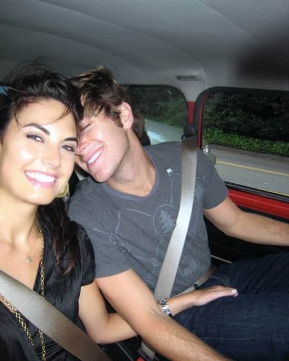Elizabeth Chambers Hammerのインスタグラム：「Thirteen years as best friends, soulmates, partners and then parents.  It has been an incredible journey, but together, we’ve decided to turn the page and move on from our marriage.  As we enter into this next chapter, our children and relationship as co-parents and dear friends will remain our priority.  We understand this news lends itself to public dialogue, but in the interest of our children and our family, we’re asking for privacy, compassion and love during this time.」