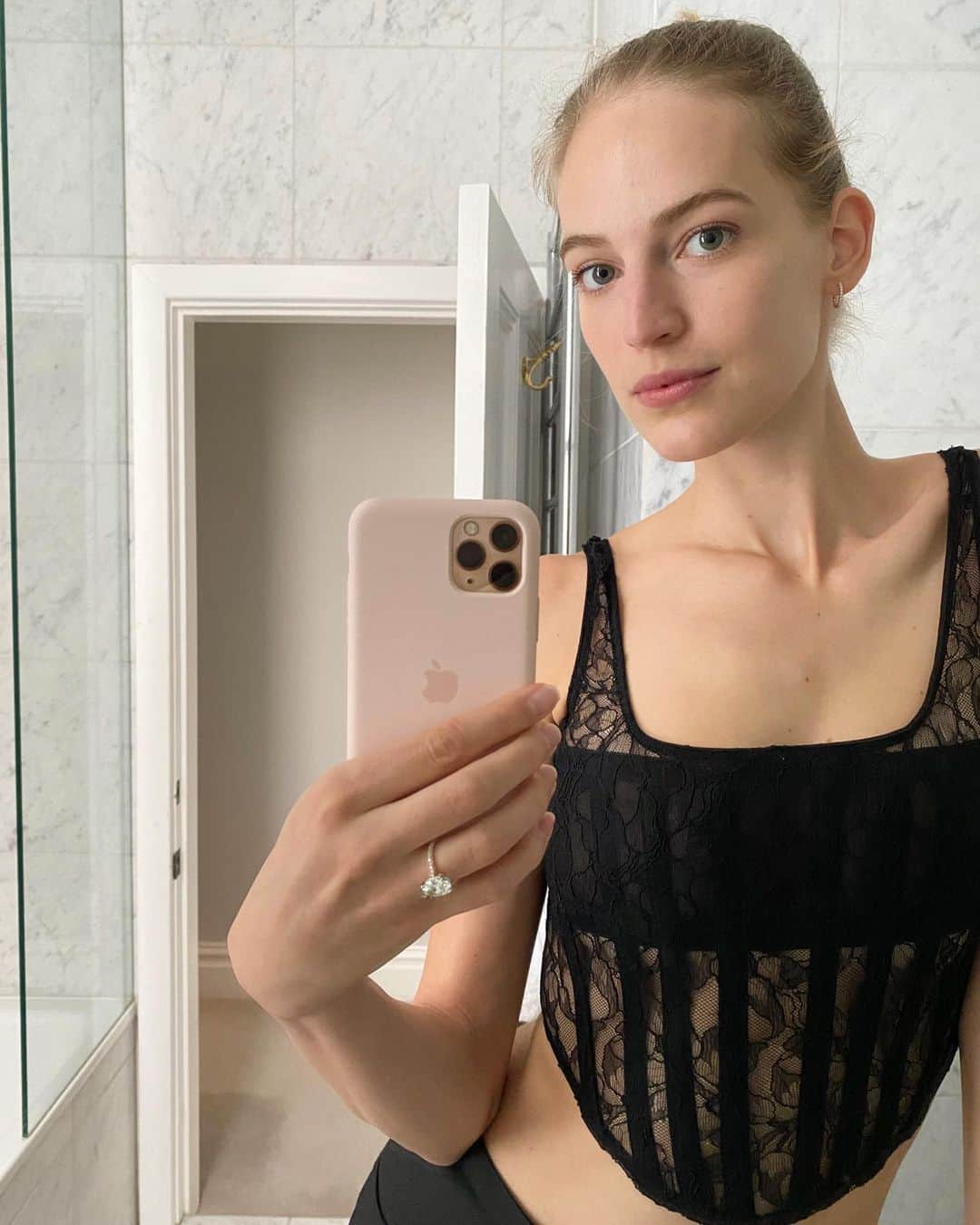 ヴァネッサ・アクセンテのインスタグラム：「Oh hi 🙋🏼‍♀️」
