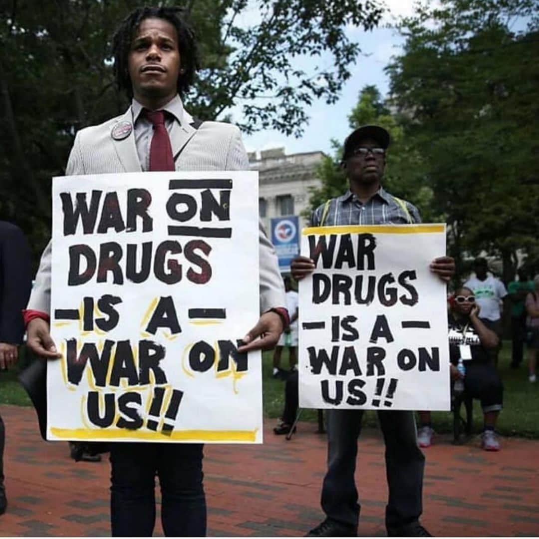 サラ・ジーン・アンダーウッドさんのインスタグラム写真 - (サラ・ジーン・アンダーウッドInstagram)「The war on drugs was created on racism and needs to end. SWIPE. #blacklivesmatter」7月11日 4時48分 - saraunderwood