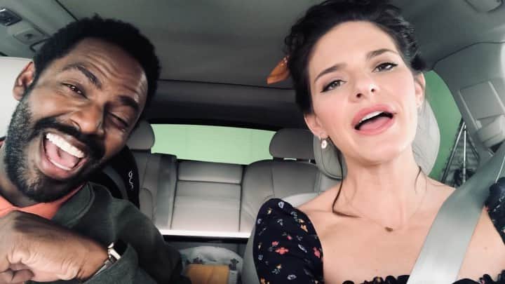 リンジー・クラフトのインスタグラム：「an og one line of a song from me and @barvonblaq “the f##k they’re doing” we are the “they’re” fyi. #graceandfrankie  luckily, we are married on this show and baron is the only person i know who sings in btwn takes as much as i do. sorry everyone. @graceandfrankie  also, watch barons show “call and response”on @funnyordie laugh and learn  a thing. #blacklivesmatter」