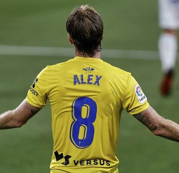 アレハンドロ・フェルナンデス・イグレシアスのインスタグラム：「Historia...allá vamos 💛💙」