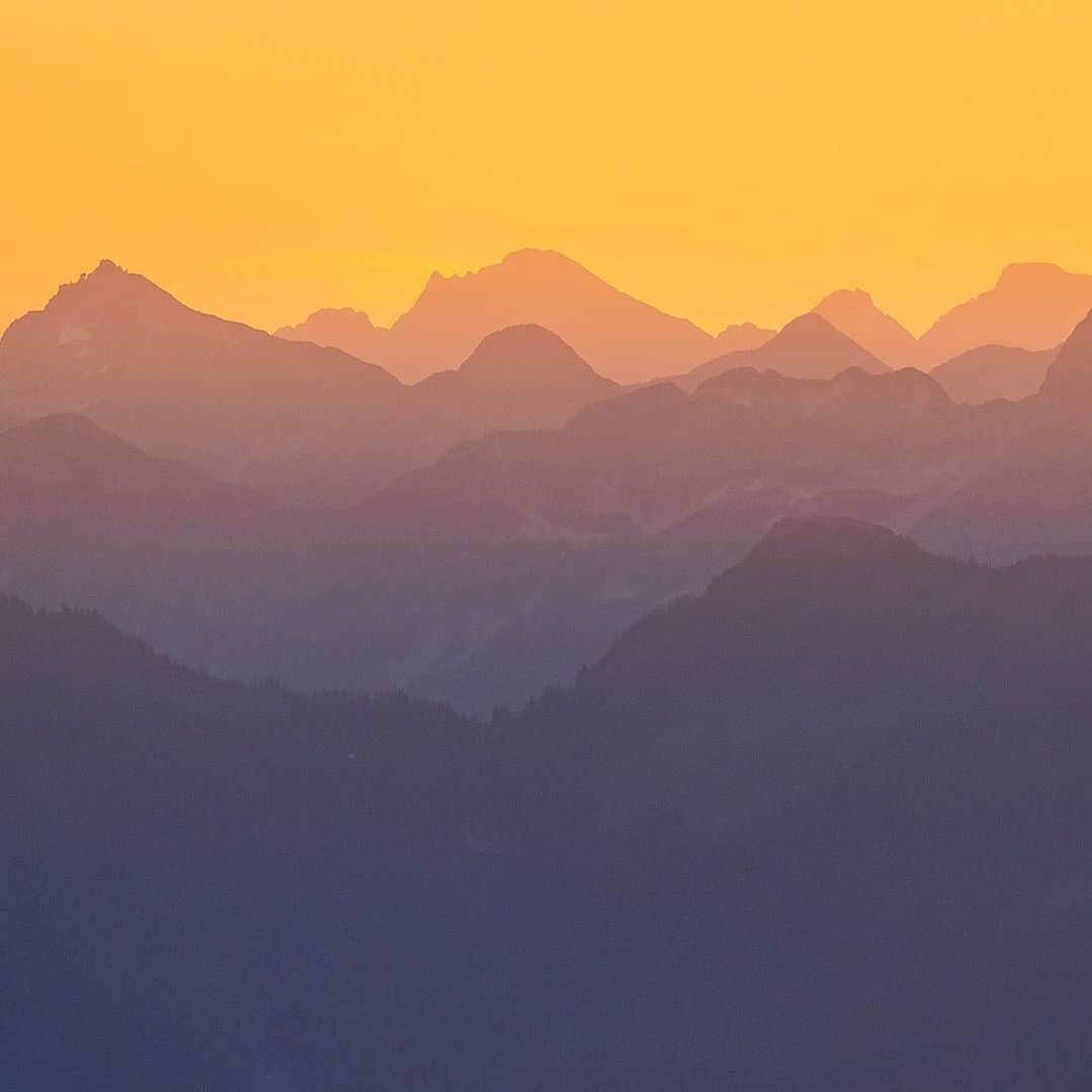 National Geographic Travelさんのインスタグラム写真 - (National Geographic TravelInstagram)「Photo by @stephen_matera  A panorama of a very colorful and hazy summer sunrise over the North Cascades, Washington. The North Cascades are a rugged wilderness of thick old-growth forests, rock, and ice with over 300 active glaciers. There are very few roads that penetrate the North Cascades, but one of the few that does is the North Cascades Highway, which is closed in winter because of the deep snowfall and avalanche hazards along the highway.  Follow me @stephen_matera for more images like this from Washington and around the world. #northcascades #wilderness」7月11日 5時11分 - natgeotravel