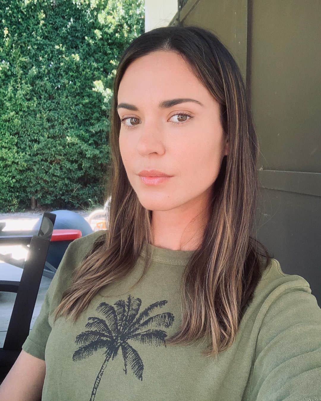 のインスタグラム：「I took a break from social media to dig a little deeper. To listen. To educate myself. To learn how to be better and to be present. I have been searching to find the right words that mean something during this critical, delicate time of racial inequality. I’ve heard so many people say, “I just don’t have the right words” “I’m afraid I’ll say the wrong thing” “What if I’m misunderstood?” well, I can relate. I just wrote the same thing in the sentence above. Here’s the deal, that doesn’t mean I shouldn’t try, or that I shouldn’t stand up for what is right even if I get it wrong or get discouraged because I might say the wrong thing. I very well might say the wrong thing and that’s okay. I am just going to speak my truth and reflect on my journey. I grew up in a home with both of my parents being immigrants. My mother is Cuban and my Father was born in Nicaragua and raised in Colombia. I was raised in a Latin home. While I am proud of my heritage, my culture and my family, I believe that having lighter skin has undoubtedly benefitted me. Whether it was conscious or unconcious, it was easier for me to blend in at school or professionally or whenever it benefitted me because I look white. It has never made more sense to me than it does now. I can not pretend to know what it feels like to be judged by the color of my skin, I will never know. I do promise that I will take action NOW to educate myself because what happens when we start having the tough conversations instead of blending in? What happens when we come together and recognize and celebrate our differences? What happens when we validate people of color for the inequality and injustice that they have unfairly carried? What happens when we share these stories and bring these topics to the surface instead of just pretending they do not exist? We WILL be moving in the right direction, we will see change. I know that I can be better, I’m okay with admitting that and starting from there. I would like to have a community of friends on social media where we can have open and productive conversations about racism and anti-racism and use the tools we learn from those conversations to take action. #blacklivesmatter」