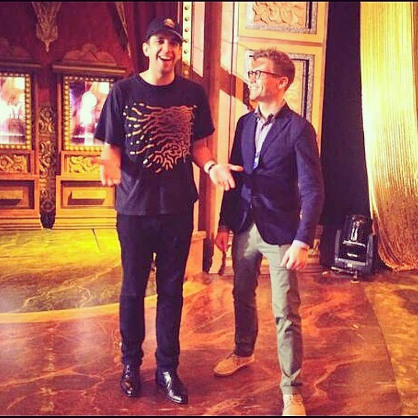 バーレット・フォアのインスタグラム：「Unearthed this delicious pic of Nick Cordero at the 2014 Tony Awards when he was nominated for Best Featured Actor in a Musical for BULLETS OVER BROADWAY.  I was the on-air backstage host and social media correspondent that year and after our interview I asked if we could do an impromptu tap dance together which I wish I had video of. On Jan 15, 2020, I was lucky enough to see Nick shine as Dennis on opening night of ROCK OF AGES in Hollywood. Nick passed away on July 5, 2020 from COVID-19 complications. He was 364 days younger than me. It’s a short ride. Be kind. Rest In Peace.   #tonyawards #cbs #broadway #broadwaymusical #bluebloods #ncisla #tapdance #bulletsoverbroadway #covid19 #rip #nickcordero」