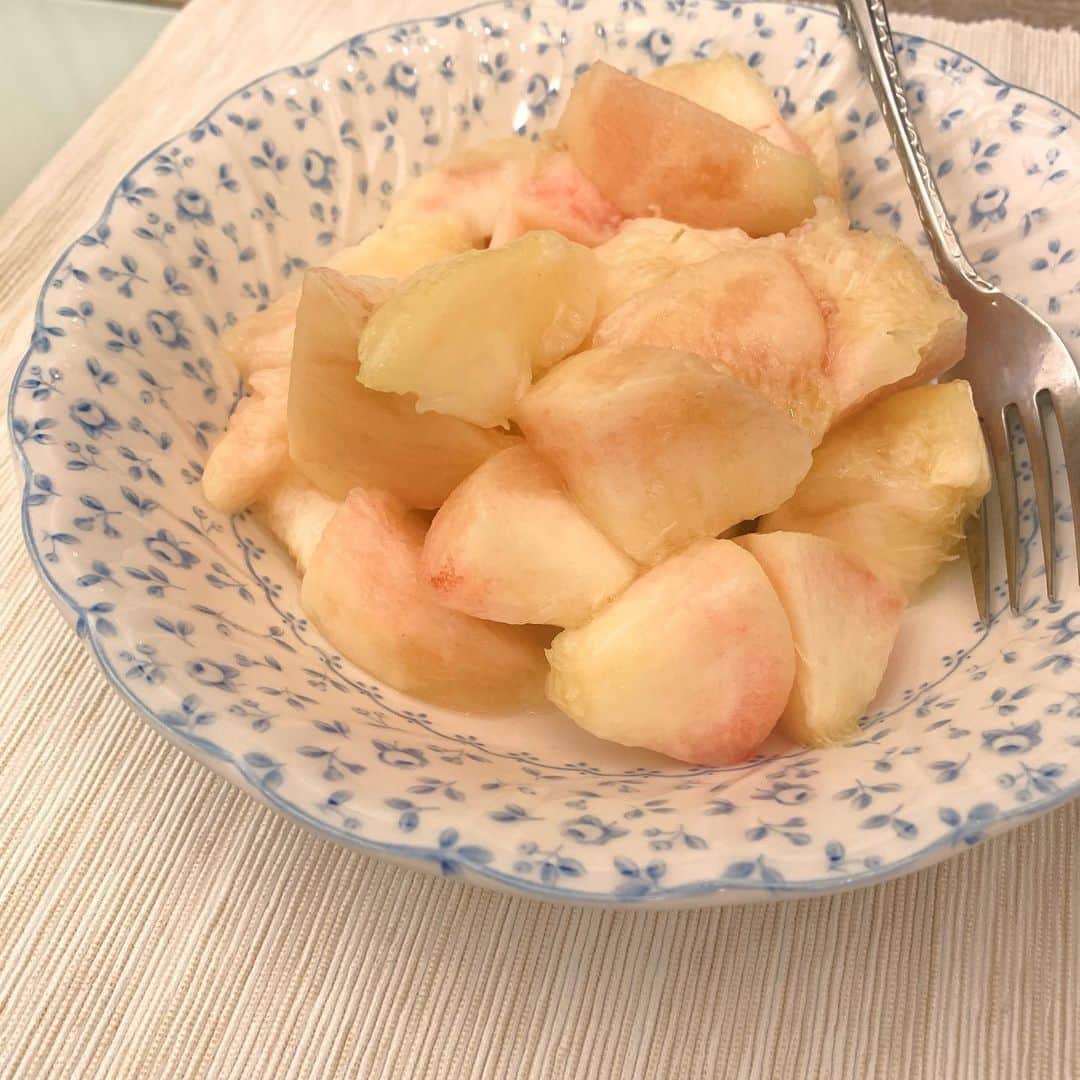 わちみなみのインスタグラム：「桃をたべながら🍑﻿ 呪怨、クィアアイ、FREEZE﻿ を観る会でした。﻿ ﻿ クィアアイ久しぶりにみたけど﻿ 最高だった♡またみようっ﻿ ﻿ あとなんかメロン🍈 いただいたのですが 切ったら熟してなくて種だけくりぬいてまた ペタッと合わせて冷蔵庫いれたんですけど 熟れますかね  #もも　#だいすき」