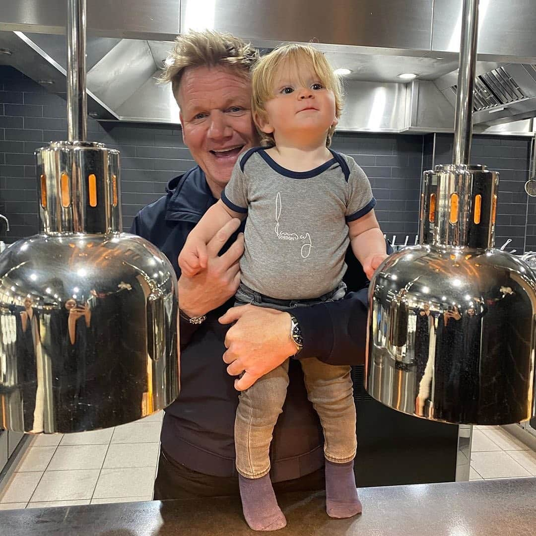 People Magazineさんのインスタグラム写真 - (People MagazineInstagram)「Oscar Ramsay had the best day with dad at work! ❤️ #Regram @oscarjramsay」7月11日 11時02分 - people