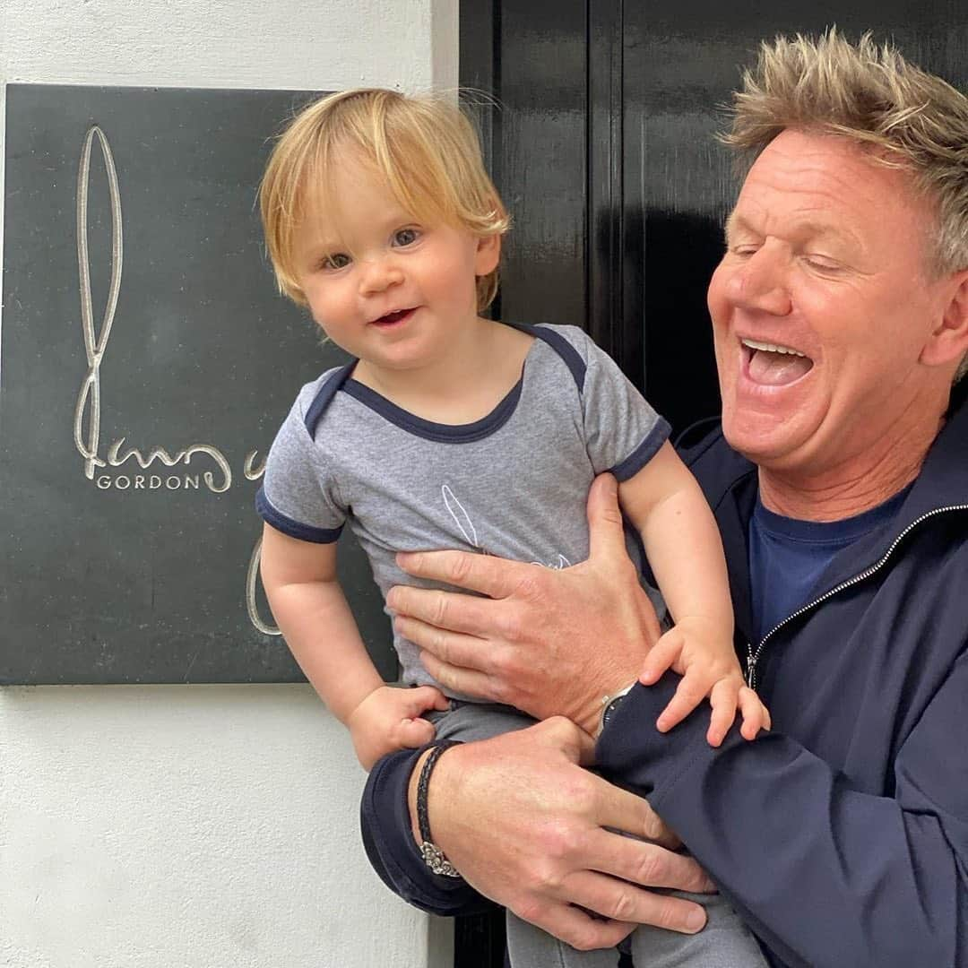 People Magazineさんのインスタグラム写真 - (People MagazineInstagram)「Oscar Ramsay had the best day with dad at work! ❤️ #Regram @oscarjramsay」7月11日 11時02分 - people