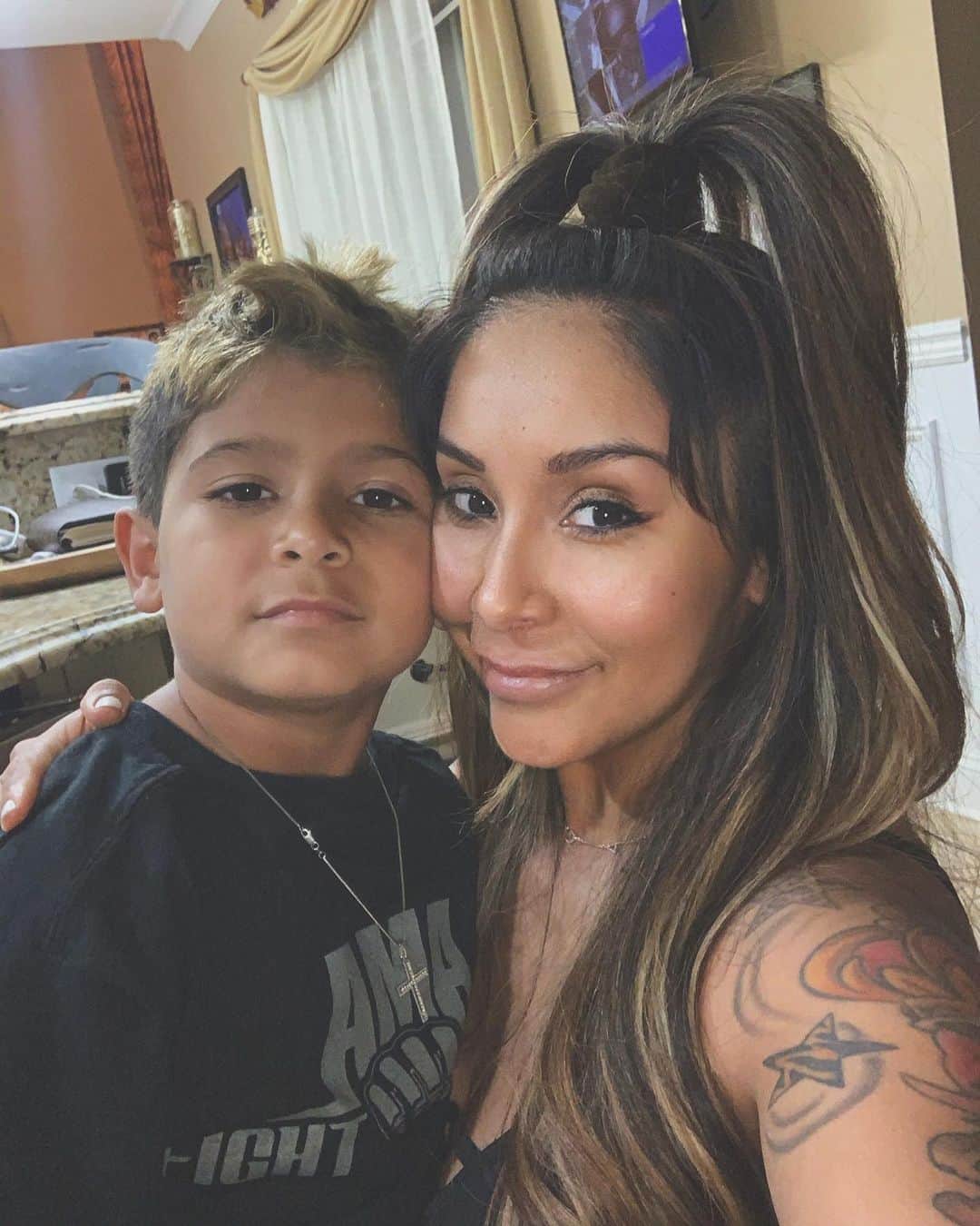ニコール・ ポリッツィのインスタグラム：「MY FIRST NUGGET 👦🏽」