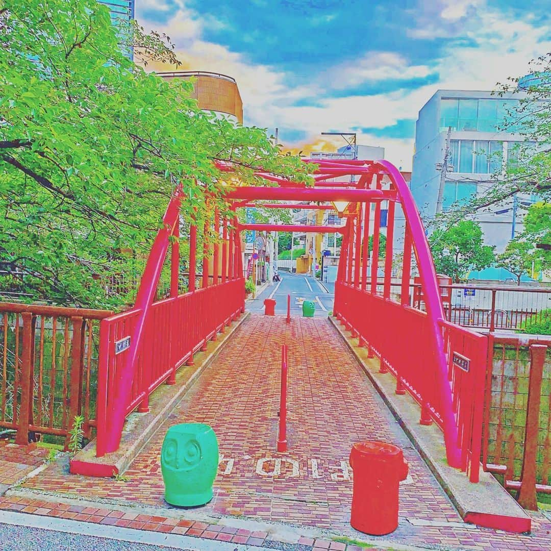 YOKANさんのインスタグラム写真 - (YOKANInstagram)「《OhaYOKAN》  今朝の 原宿表参道は  晴れたり曇ったり…🌤  ちょっと 蒸し暑いですが  強めの風が心地よい朝🌅  朝ラン＆ウォークは快調でした…🏃‍♂️👟  さて  本日の YOKANは  午前中は  本日分の 宿題ノルマ…✏️🎹🎼  午後からは  昨日に引き続き 渋谷区のがん検診…🏥  今日は 胃カメラ入れて胃がんの検査☆  その後は のんびりしつつ…😇  なかなか進まない  断捨離＆大掃除レンジャーを…🙋‍♀️  楽しみながらがんばりまーす✌️  そして 毎週土曜日は  鎌倉エフエムにて 17:30〜  『YOKANのBrasstic Time』  絶賛放送中…🎙🎧👄🎵📻✨ （スマホ＆ネットからも聴けます📲）  番組詳細 本日の曲目等は  後ほど アメブロにてお知らせします…🔔  アメブロ 『YOKANのBrassticな生活☆』  https://ameblo.jp/yokanstudio/ （プロフィールからも行けます）  みなさま  笑顔で ステキな1日を…💓  ※今朝の 『YOKAN散歩』  写真は  目黒川沿いの『中の橋』  #harajuku #omotesando #原宿 #表参道 #tokyo #japan #morning #朝 #朝ラン #ウォーキング #running #walking #plogging #プロギング #OhaYOKAN #YOKAN散歩 #街角アート #streetart #bridge #橋 #橋アート #nakanohashi #中の橋 #meguroriver #目黒川 #インスタ映え #instagram #笑顔でステキな1日を💓 #tokyocameraclub」7月11日 6時07分 - yokanstudio