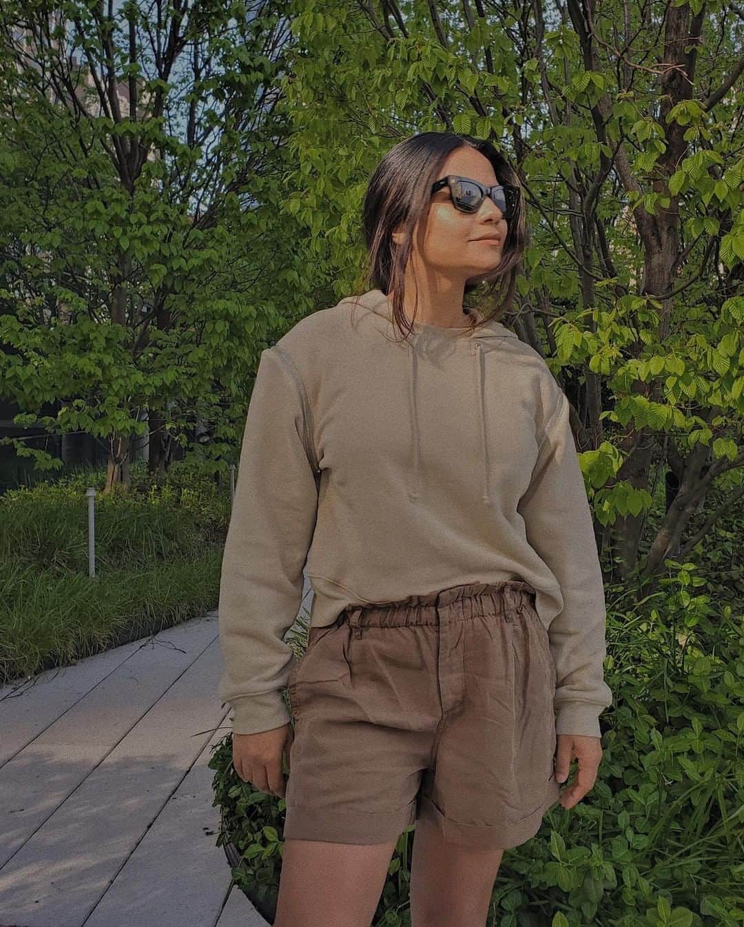 カレントエリオットのインスタグラム：「the (kn)it list featuring @styledevotee in the golden state sweatshirt」