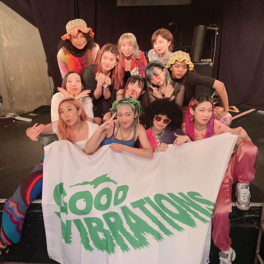 あっこのインスタグラム：「#710オンラインgoodvibrations  まぢ楽しかったありがとう😭🌺 この状況下でLIVEしたりイベント企画することはけっこーしんどかったりするんだけど、そのしんどさをカラ元気にしないでちゃんと一緒に直視してピース構築できる仲間達と出会えたことがコロナ禍でのデカイ収穫🍒✨✨リターンもみんなの協力でできたし、投げ銭協力のおかげでBASEMENT BARにも還元できそうなので本当ありがとうBIG LOVE❤️❤️❤️LIVEもトークもかなり白熱したので1週間のこるアーカイブぜひみてほしいし感想きかせてほしい！対話してい🦋＆投げ銭もまだまだ受付中！！！こういう場所や装置をもっともっとつくるぞ〜！！！🌈🌈🌈きみもZoomgalになっちゃお！」
