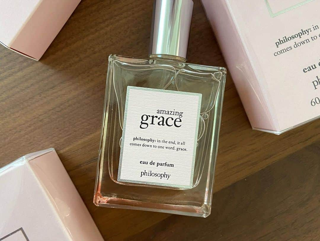 アリシア・デブナム・キャリーさんのインスタグラム写真 - (アリシア・デブナム・キャリーInstagram)「I want to introduce you all to my new fragrance staple amazing grace eau de parfum. This is the bolder, longer-lasting side of its softer, more subtle eau de toilette counterpart.  I’m so happy to be continuing my partnership with @lovephilosophy, a brand that is committed to highlighting and supporting Black led organizations supporting mental health in Black communities.   An organization that I have been drawn to is the @ruthelliscenter which provides trauma-informed services to LGBTQ+ youth with an emphasis on people of colour.  I’ve linked their website in my bio if you have the means to donate. If not, read, share and keep learning. 💗  #lovephilosophy #philosophypartner #livewithgrace」7月11日 6時10分 - alyciajasmin